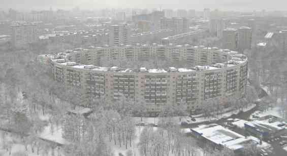 Москва Нежинская улица. Дом-бублик зимой